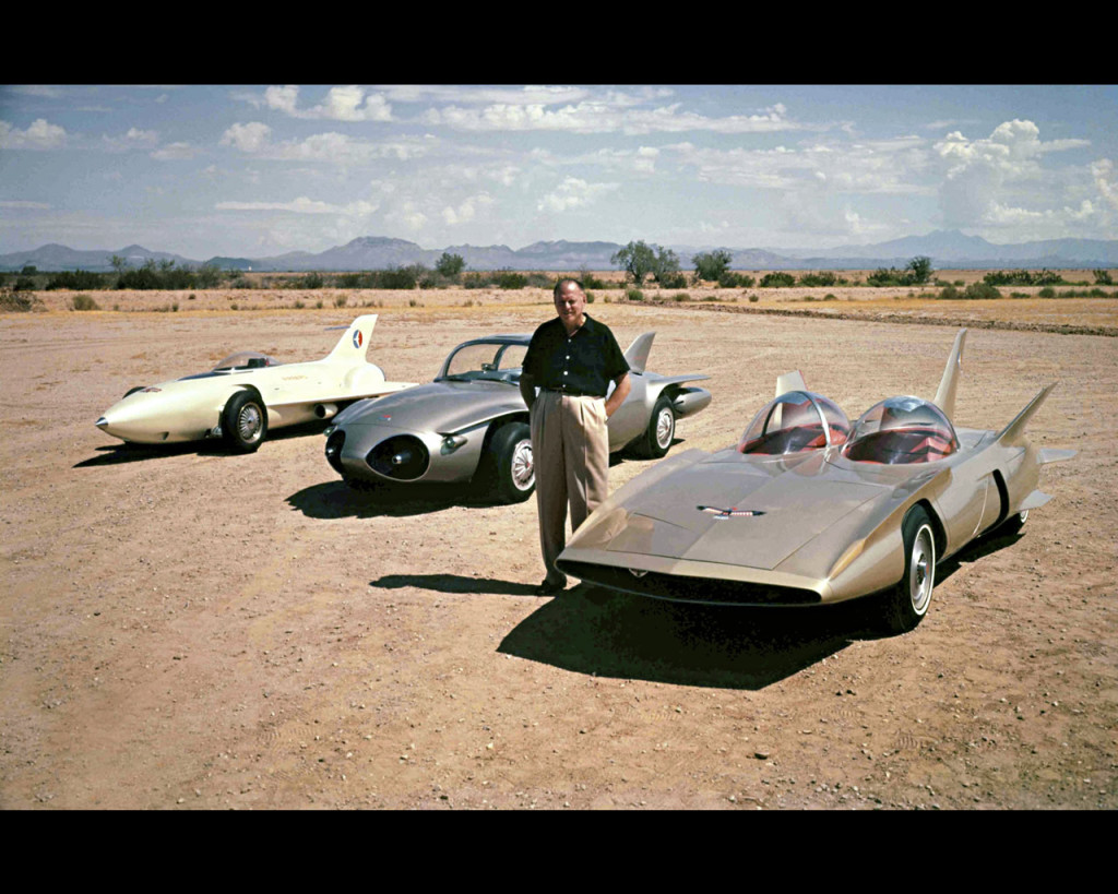 Harley Earl junto sus creaciones de la saga Firebird