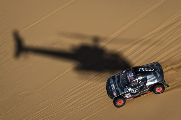 Stéphane Peterhansel consigue la tercera victoria de etapa para Audi en el Dakar 2022 y Carlos Sainz completa un nuevo doblete