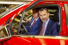 S.M el Rey conduce el Opel Mokka en su visita a la fábrica en Figueruelas