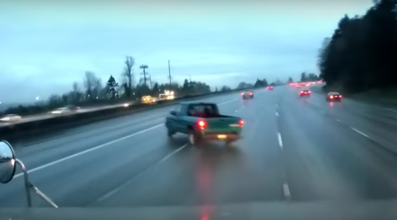 Conductor de Pickup provoca un accidente
