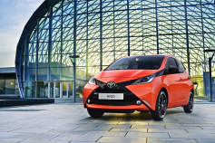 Nuevo Toyota AYGO - frontal rojo y negro