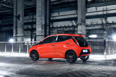 Nuevo Toyota AYGO -trasera rojo y negro