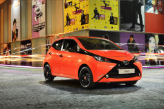 Nuevo Toyota AYGO - frontal rojo y negro