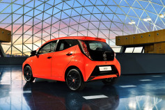 Nuevo Toyota AYGO -trasera rojo y negro