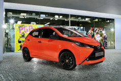 Nuevo Toyota AYGO - frontal rojo y negro