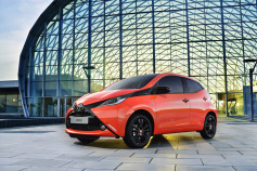 Nuevo Toyota AYGO - frontal rojo y negro