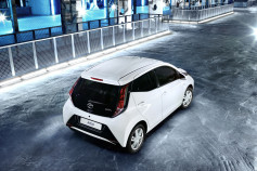 Nuevo Toyota AYGO - trasera en blanco y negro