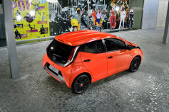 Nuevo Toyota AYGO -trasera rojo y negro