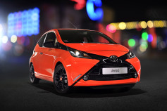 Nuevo Toyota AYGO - frontal rojo y negro