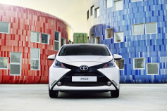 Nuevo Toyota AYGO - frontal blanco y negro