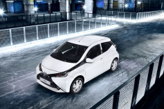 Nuevo Toyota AYGO - frontal blanco y negro