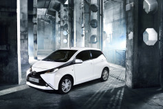 Nuevo Toyota AYGO - frontal blanco y negro