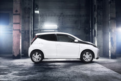 Nuevo Toyota AYGO - lateral blanco y negro