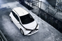 Nuevo Toyota AYGO - frontal blanco y negro