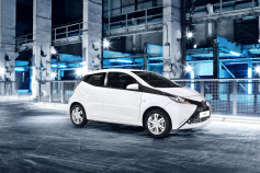 Nuevo Toyota AYGO - frontal blanco y negro