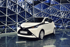 Nuevo Toyota AYGO - frontal blanco y negro