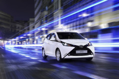 Nuevo Toyota AYGO - frontal blanco y negro