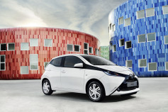 Nuevo Toyota AYGO - frontal blanco y negro