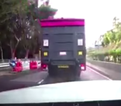 Camión decide vengarse de un Mercedes
